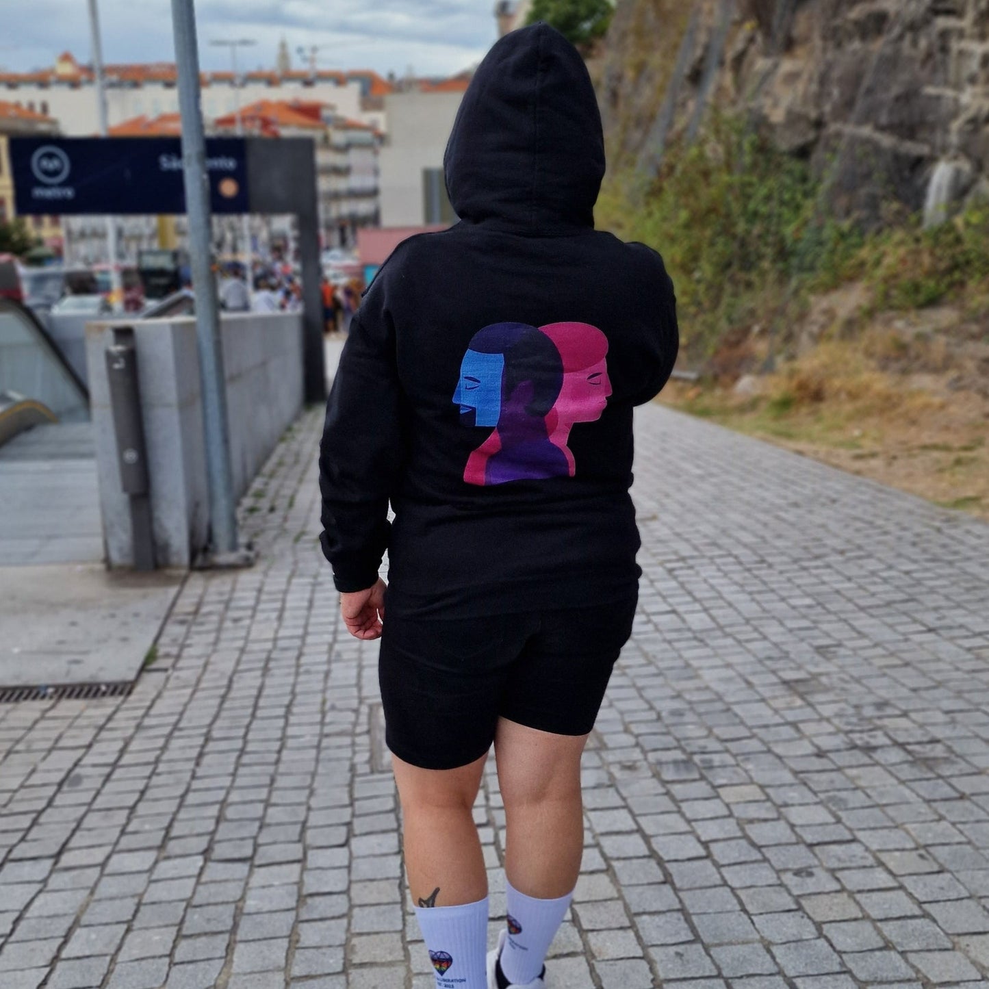 hoodie trans com imagem que demonstra 2 géneros 