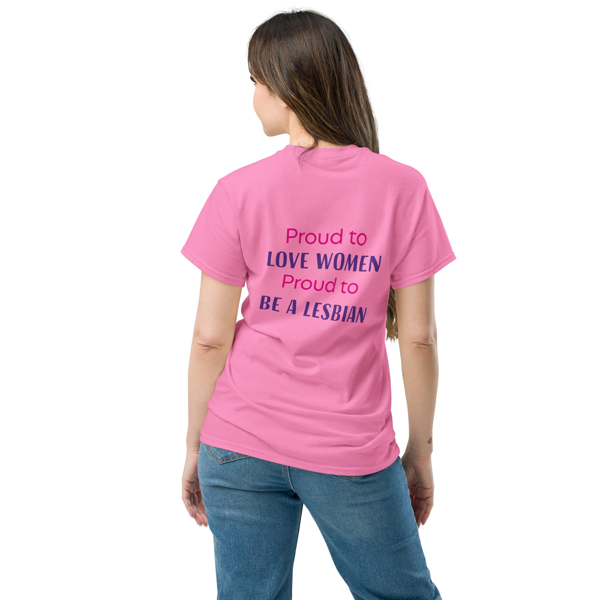 t-shirt lésbica com frase "proud to love woman, proud to be a lesbian" 