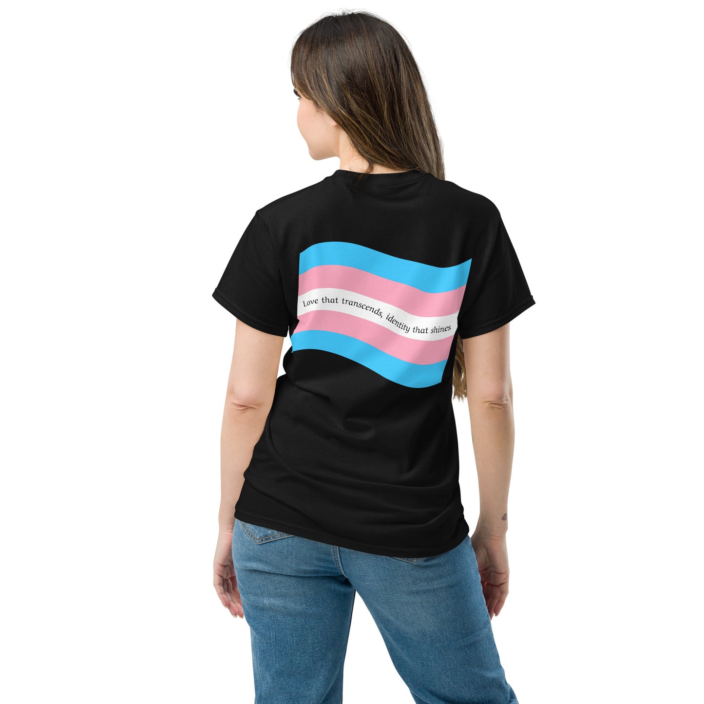 t-shirt com bandeira trans nas costas