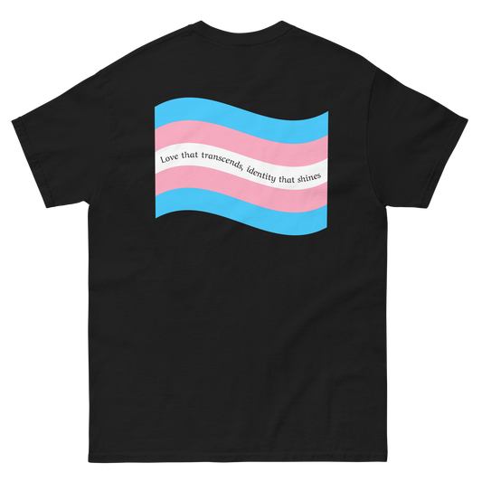 t-shirt com bandeira trans nas costas