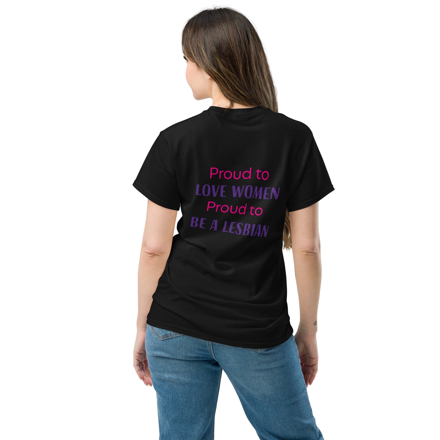 t-shirt lésbica com frase "proud to love woman, proud to be a lesbian" 