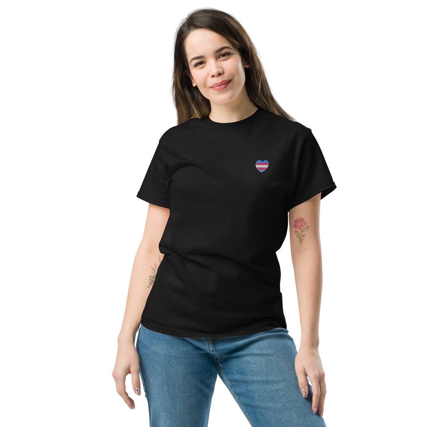 t-shirt com bandeira trans nas costas