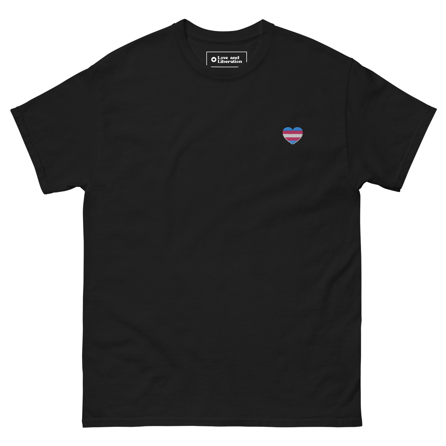 t-shirt com bandeira trans nas costas