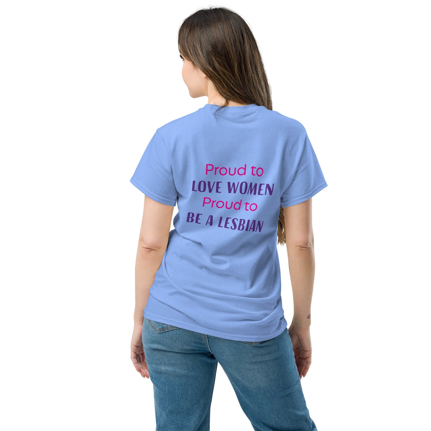 t-shirt lésbica com frase "proud to love woman, proud to be a lesbian" 