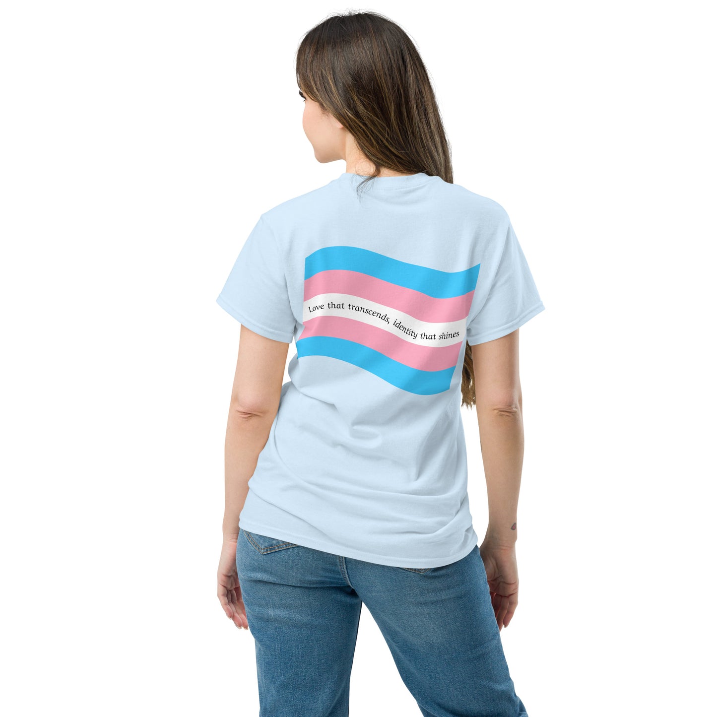 t-shirt com bandeira trans nas costas