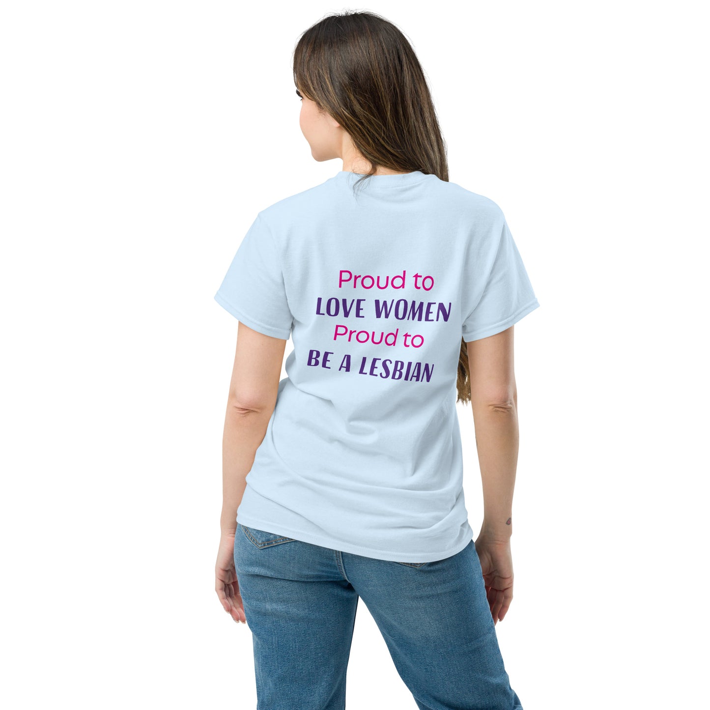 t-shirt lésbica com frase "proud to love woman, proud to be a lesbian" 