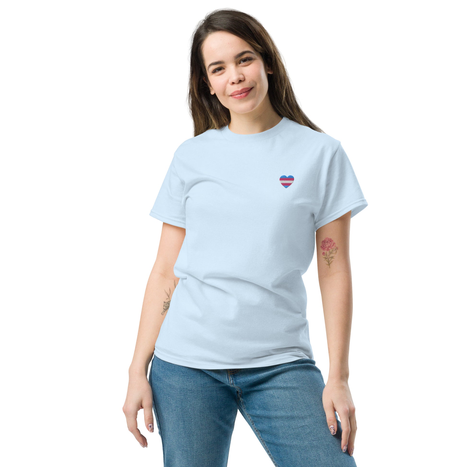 t-shirt com bandeira trans nas costas