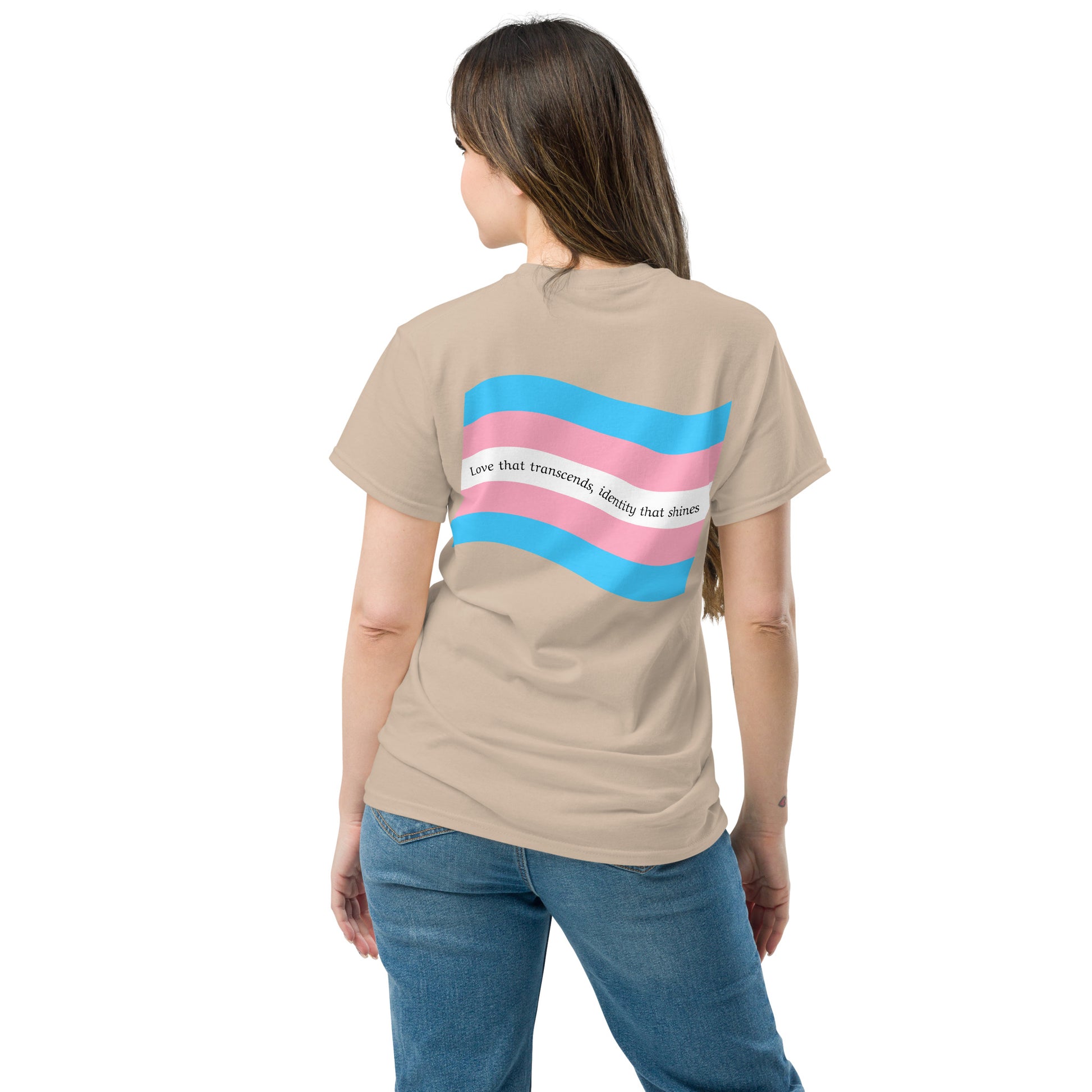 t-shirt com bandeira trans nas costas