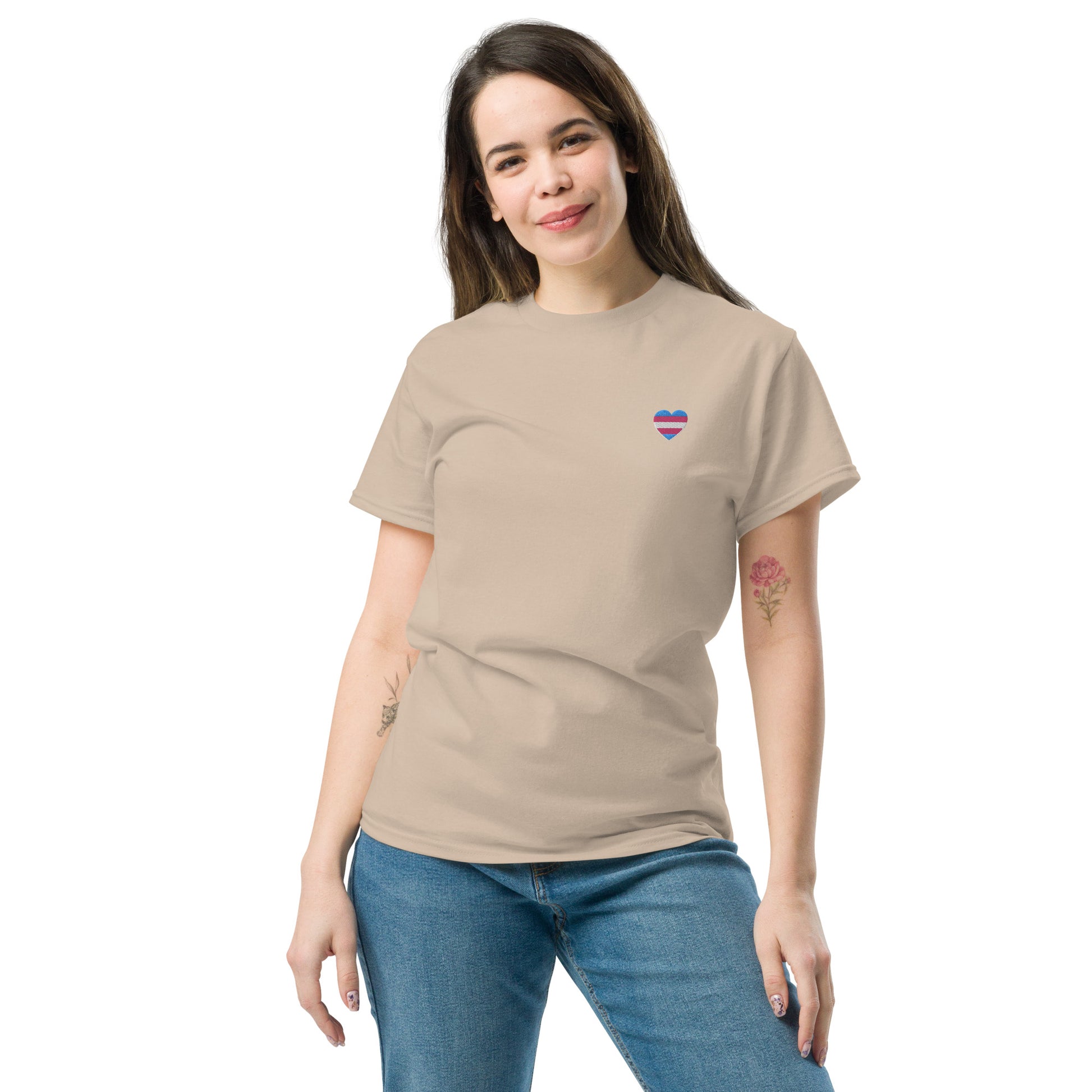 t-shirt com bandeira trans nas costas