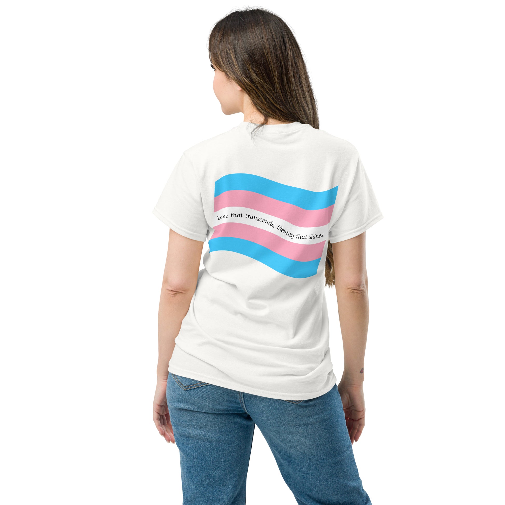 t-shirt com bandeira trans nas costas