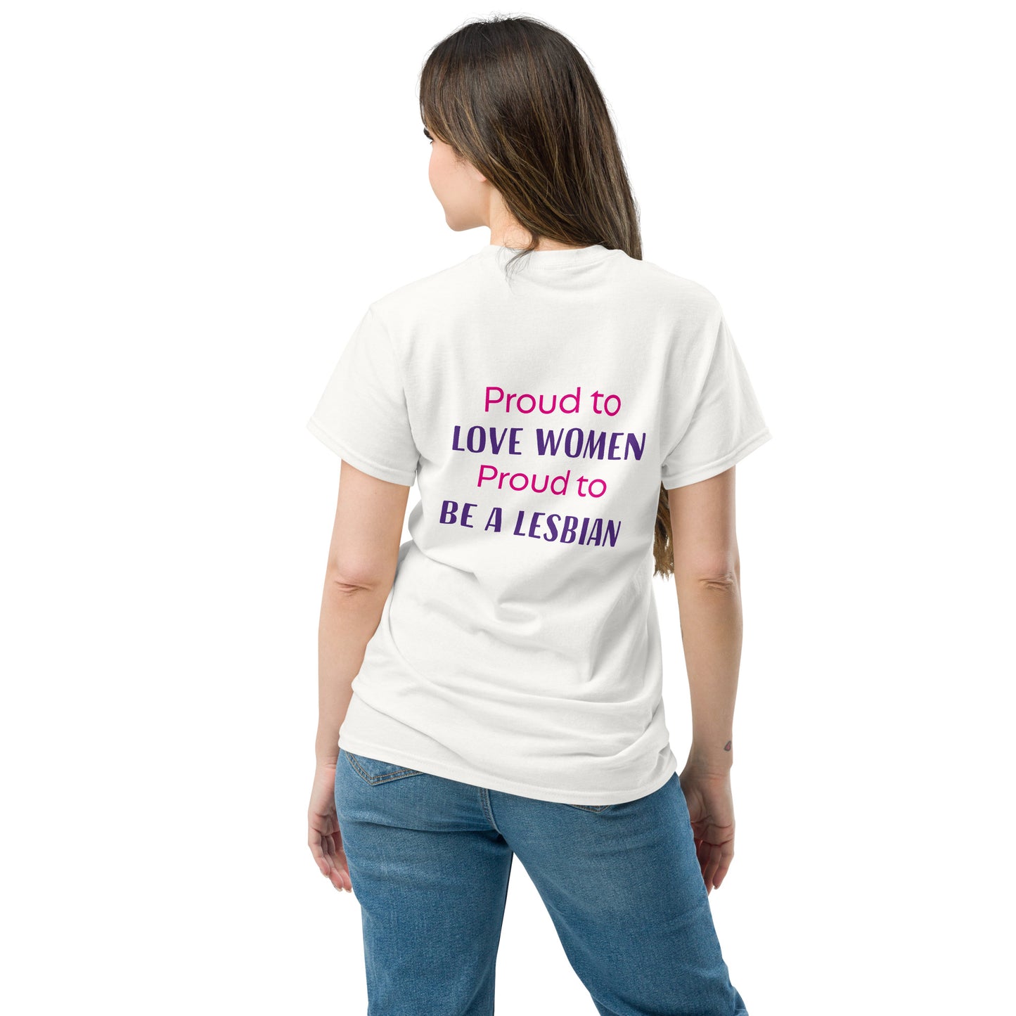 t-shirt lésbica com frase "proud to love woman, proud to be a lesbian" 