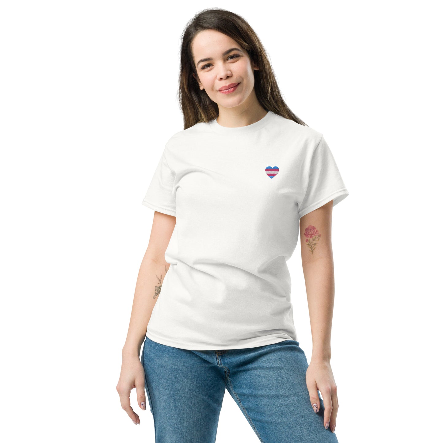 t-shirt com bandeira trans nas costas